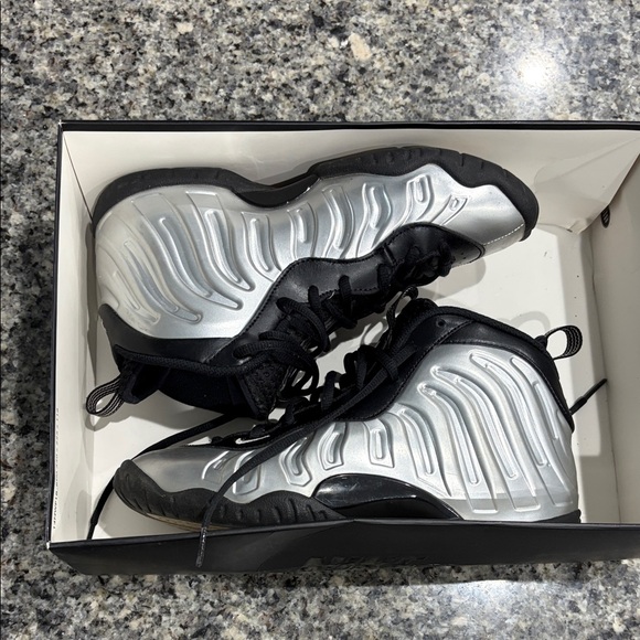 Nike Kids Sneakers Black Silver - Picture 13 of 13